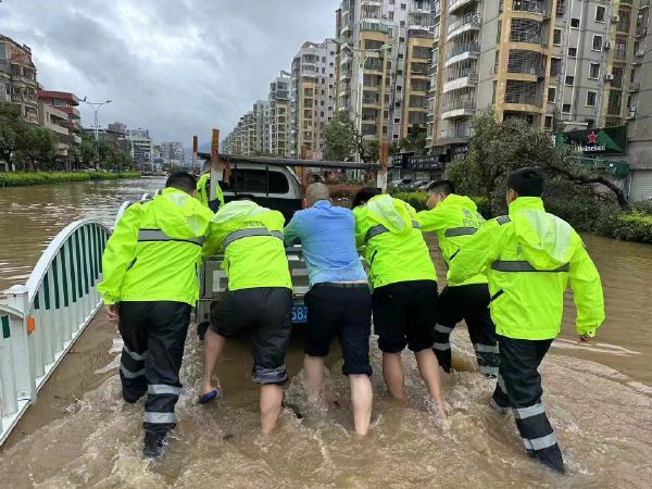 珠宝被积水冲光?店主:少量被送回