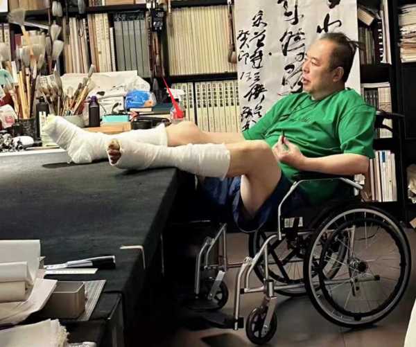 张铁林现状如何?紧急入院动手术 坐轮椅
