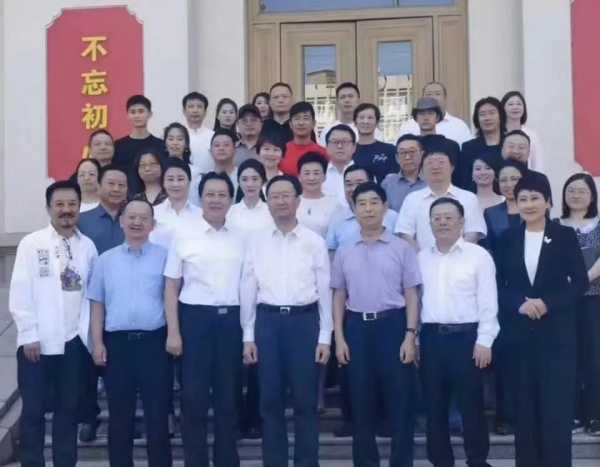 杨幂称作为演员要自觉抵制天价片酬