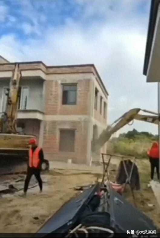 村民花百万在自家地里建房遭强拆