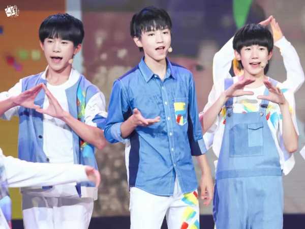 TFBOYS彩排哭了!再度同台比心