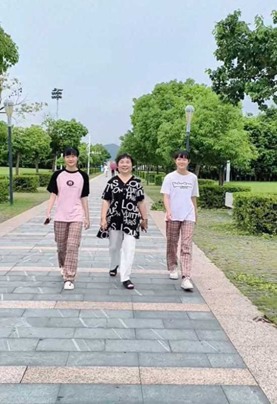 0岁产双胞胎老人与女儿近照曝光"