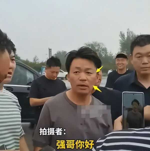 王宝强坐铲车进河北灾区发救援物资