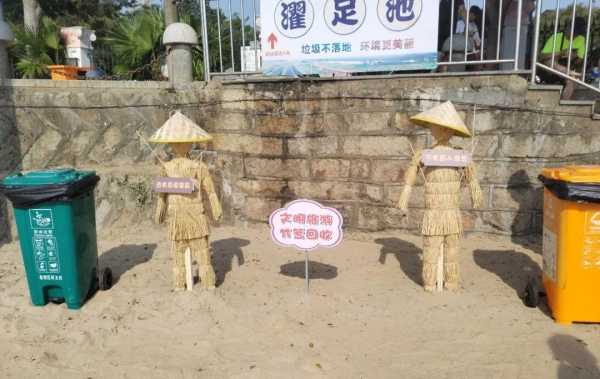 厦门一海滩用稻草人收烧烤签子