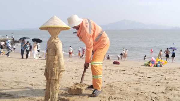 厦门一海滩用稻草人收烧烤签子