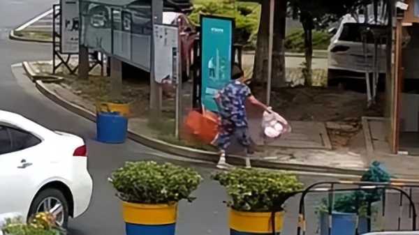 老人误将2万结婚汉服当垃圾扔掉