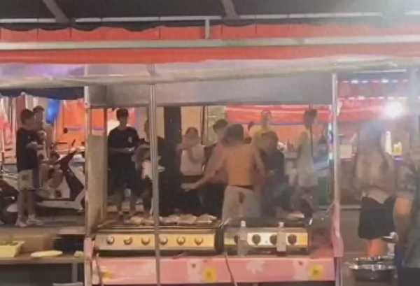 男子和女网友吃饭遭围殴被捅身亡