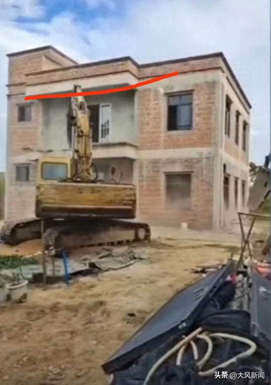 村民花百万在自家地里建房遭强拆