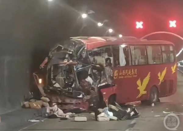 山西大巴隧道内撞墙致5死3重伤