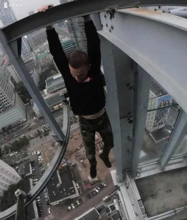 法国网红爬香港68楼天台后坠亡