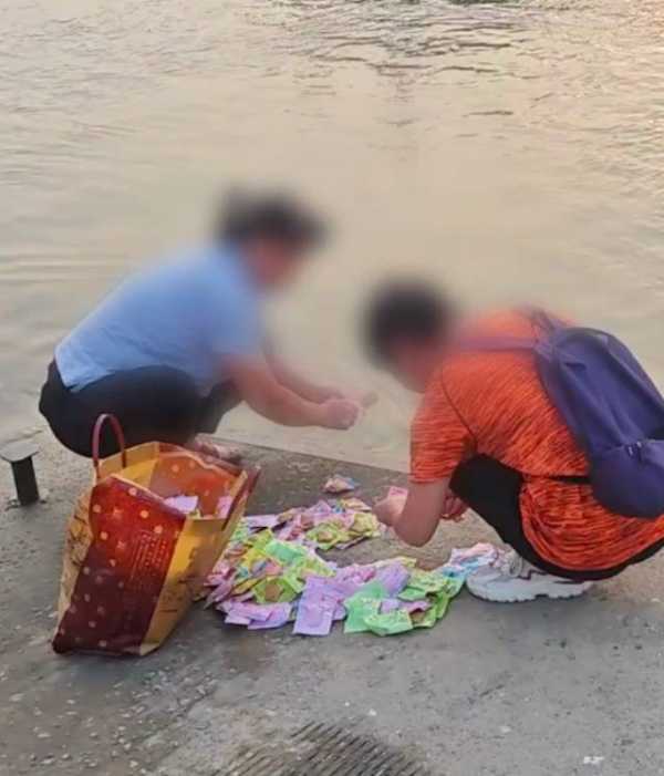 水务局回应两女子江边放生鱼豆腐