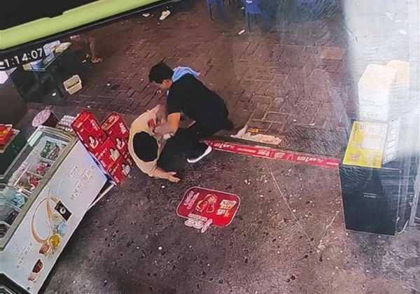 80斤店员被打拒不还手