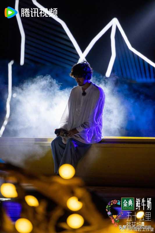 易烊千玺同乘舞台首唱是王传君