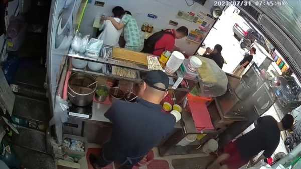 男子店内吃早餐被陌生女子强吻!长得帅也是错