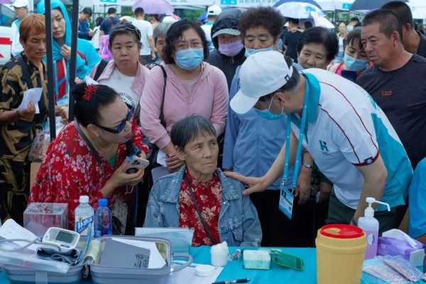 韩红团队捐赠黑龙江80辆救护车