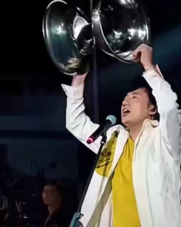 海来阿木拿不锈钢盆边唱边敲伴奏!牛