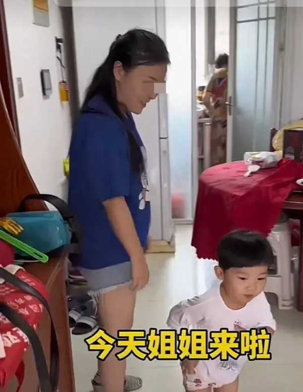 小天赐亲哥亲姐首出镜!姐妹同框显温馨