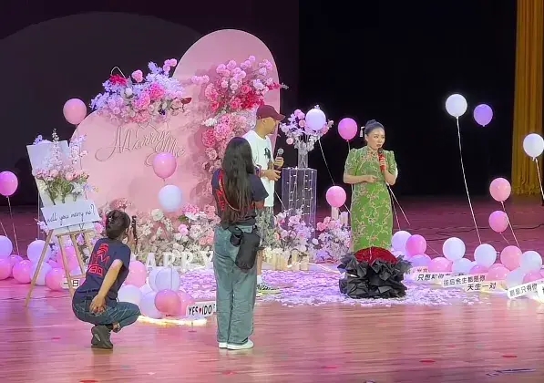 脱口秀李波巡演现场被求婚!男方是自己的学员