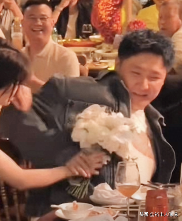 抖音三只羊乔妹耍酒疯!现场喊老公让其回家