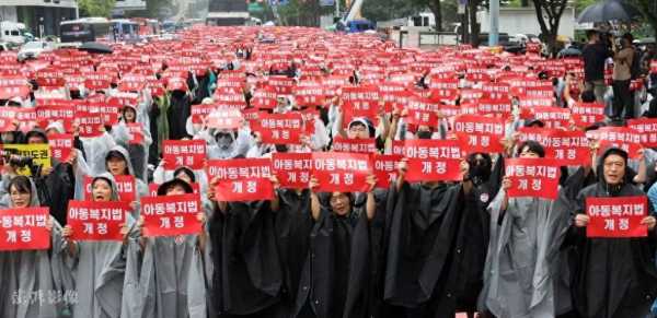 韩国20万名教师首尔街头抗议