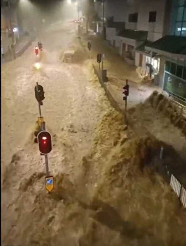 郑希怡香港暴雨中被困车内!容祖儿揸车好惊险