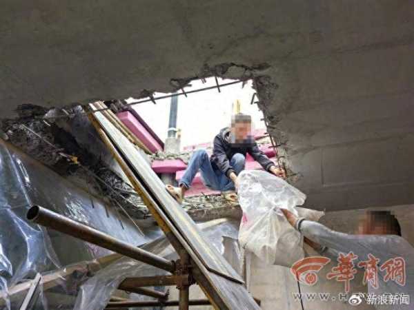 顶楼住户楼顶开洞 业主:全楼都漏水