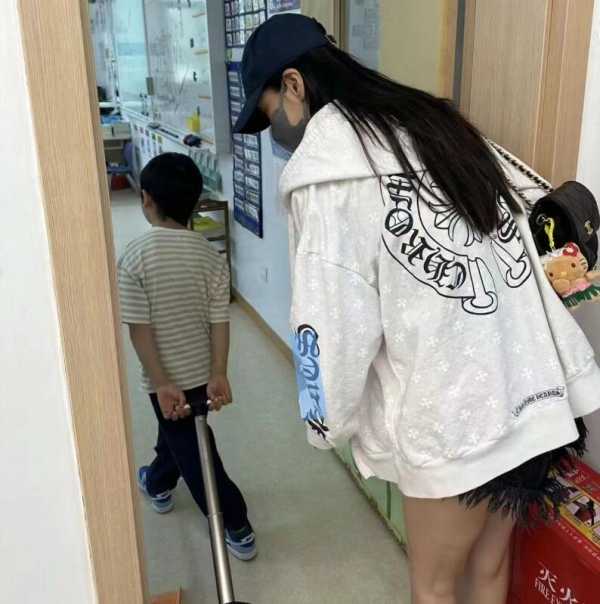 Angelababy送儿子上学秀大长腿!与黄晓明同在家长群