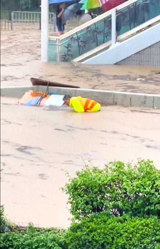 郑希怡香港暴雨中被困车内!容祖儿揸车好惊险