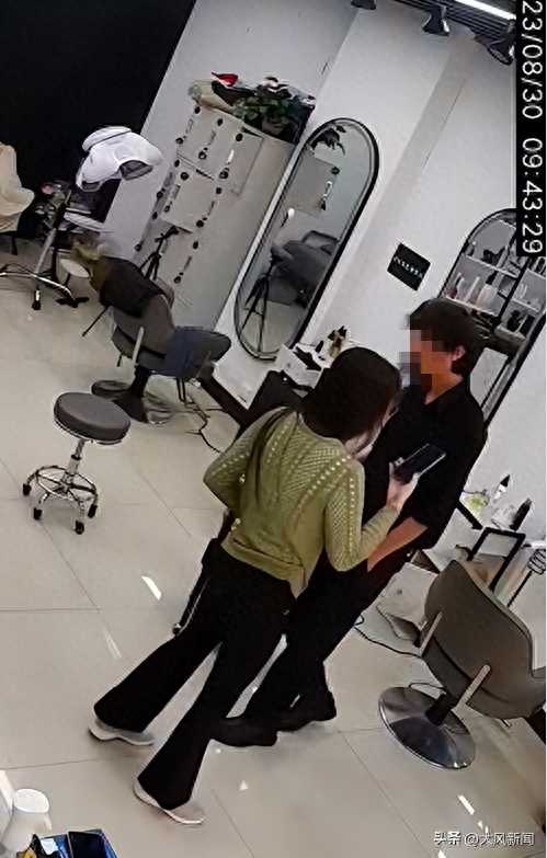 疑滥用职权恐吓理发店女子已道歉