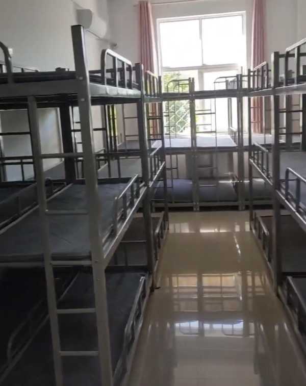 河北一小学宿舍现三层床铺!教体局回应