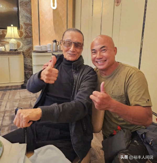 023谢霆锋最近的消息!陪爸爸外出聚餐"