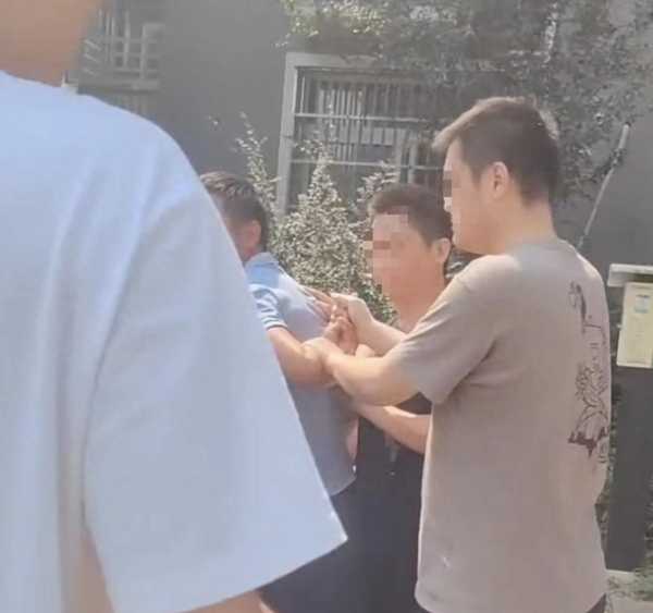 男子驾车进村偷狗被发现后弃车逃跑