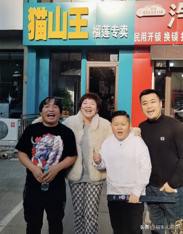 杨树林携女儿为胖丫庆生!送999朵玫瑰