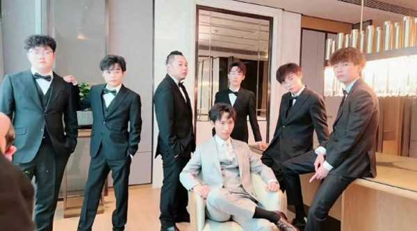 梦泪兮兮婚礼!斥巨资盘下多辆超跑迎亲