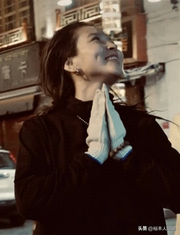 毕夏携张恒远遗照前往神山!三步一叩态度虔诚
