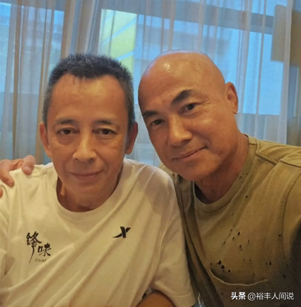 023谢霆锋最近的消息!陪爸爸外出聚餐"