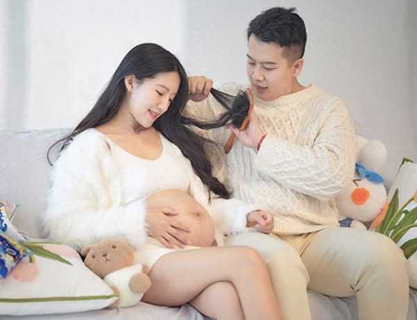 网红麦小登晒孕肚照!肚大如箩、妊娠纹明显