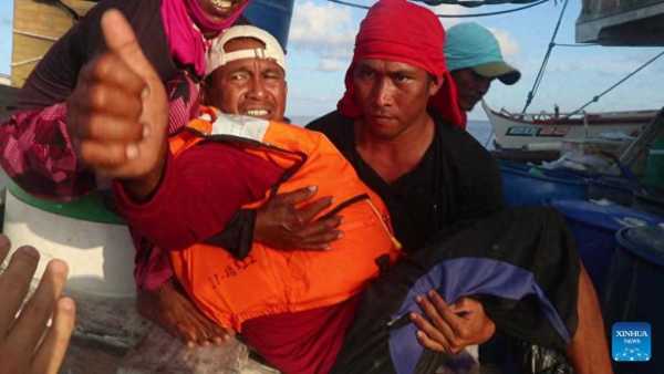 中国海军巡航时解救两名菲渔民