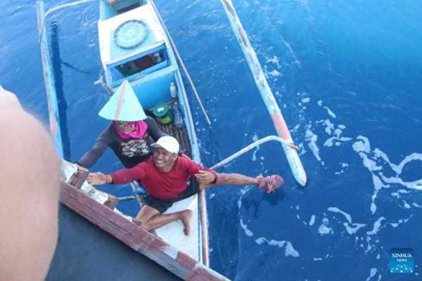 中国海军巡航时解救两名菲渔民