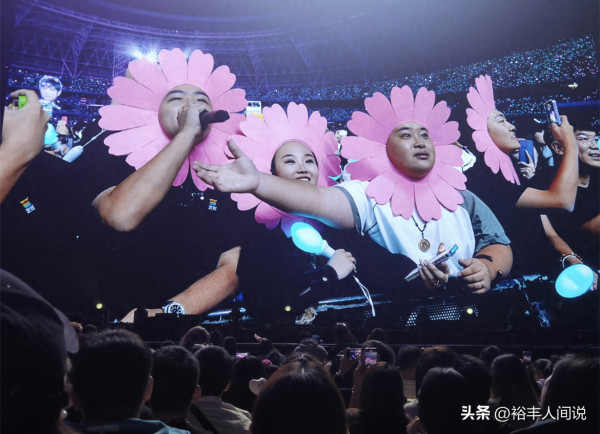 网红李炮儿携妻子看周杰伦演唱会