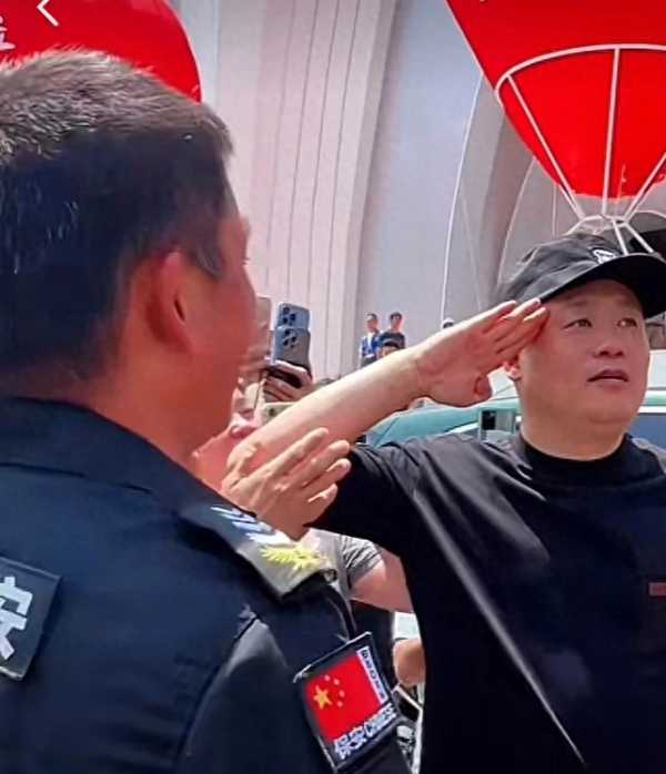 宋晓峰参加活动教保安怎样戴帽子