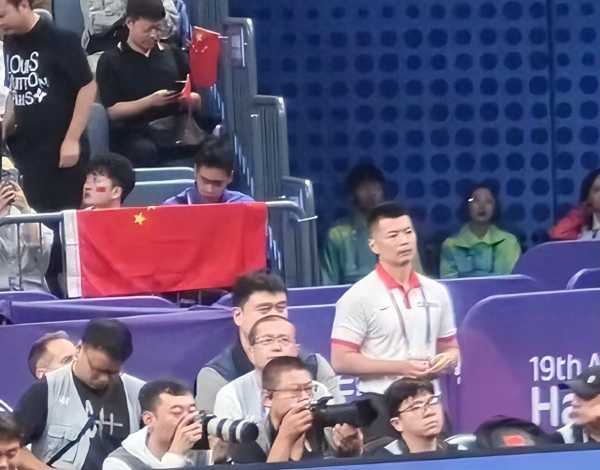 足球媒体人评中国男篮:彻底男足化