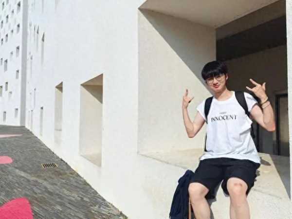 高校回应网红教师被指私生活混乱