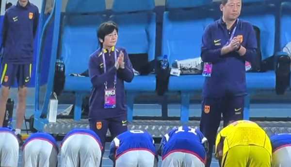 日本女足赛后集体鞠躬致敬水庆霞