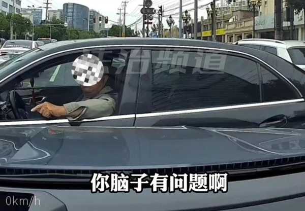 奔驰车无视鸣笛提醒强行变道出事故