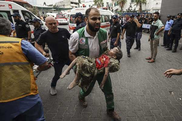 巴勒斯坦人从废墟中救出一名婴儿