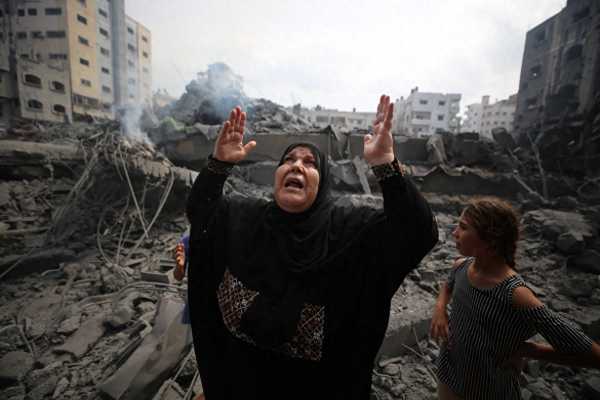 巴勒斯坦人从废墟中救出一名婴儿