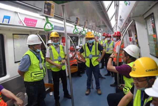 深圳地铁车厢剧烈抖动 乘客隧道撤离