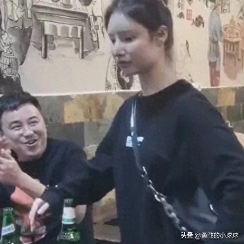 火锅店现机器人服务员敬酒倒茶!好尴尬
