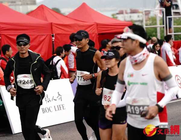 周润发参加港珠澳大桥香港段半马